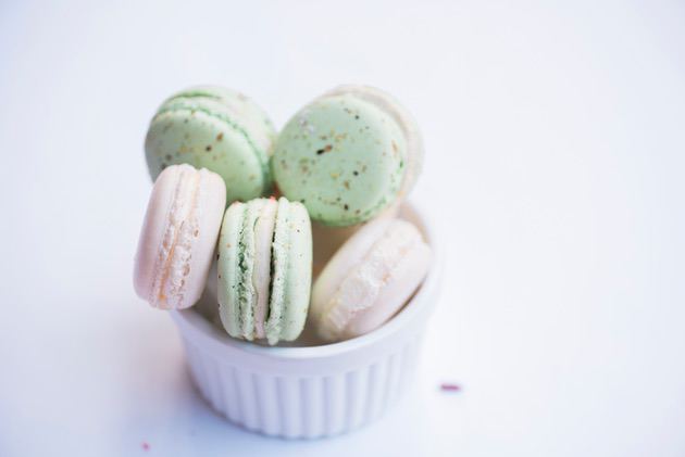 Food photography trick: Photo of macarons on a neutral background