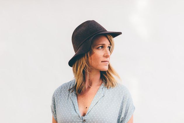 Photo portrait of a woman looking to her left