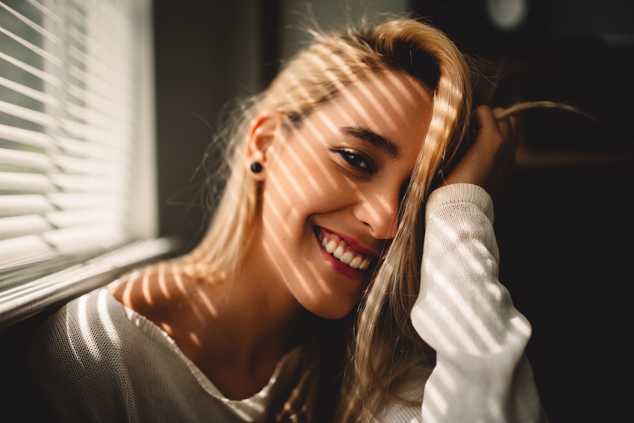 Portrait photo of a young woman with light on her face